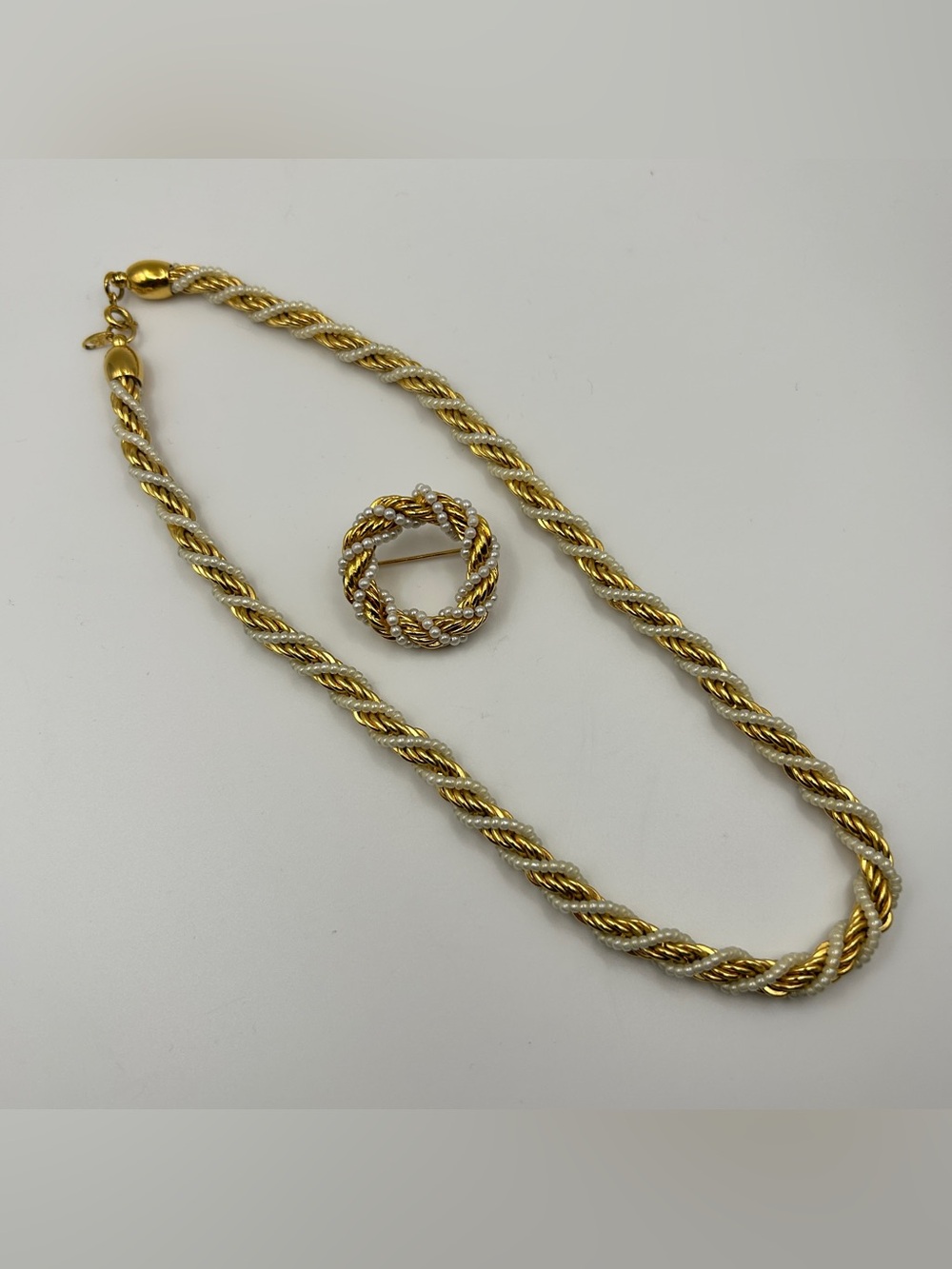 Vintage Trifari Gold Tone White Faux Pearl Twisted Rope Necklace Brooch
